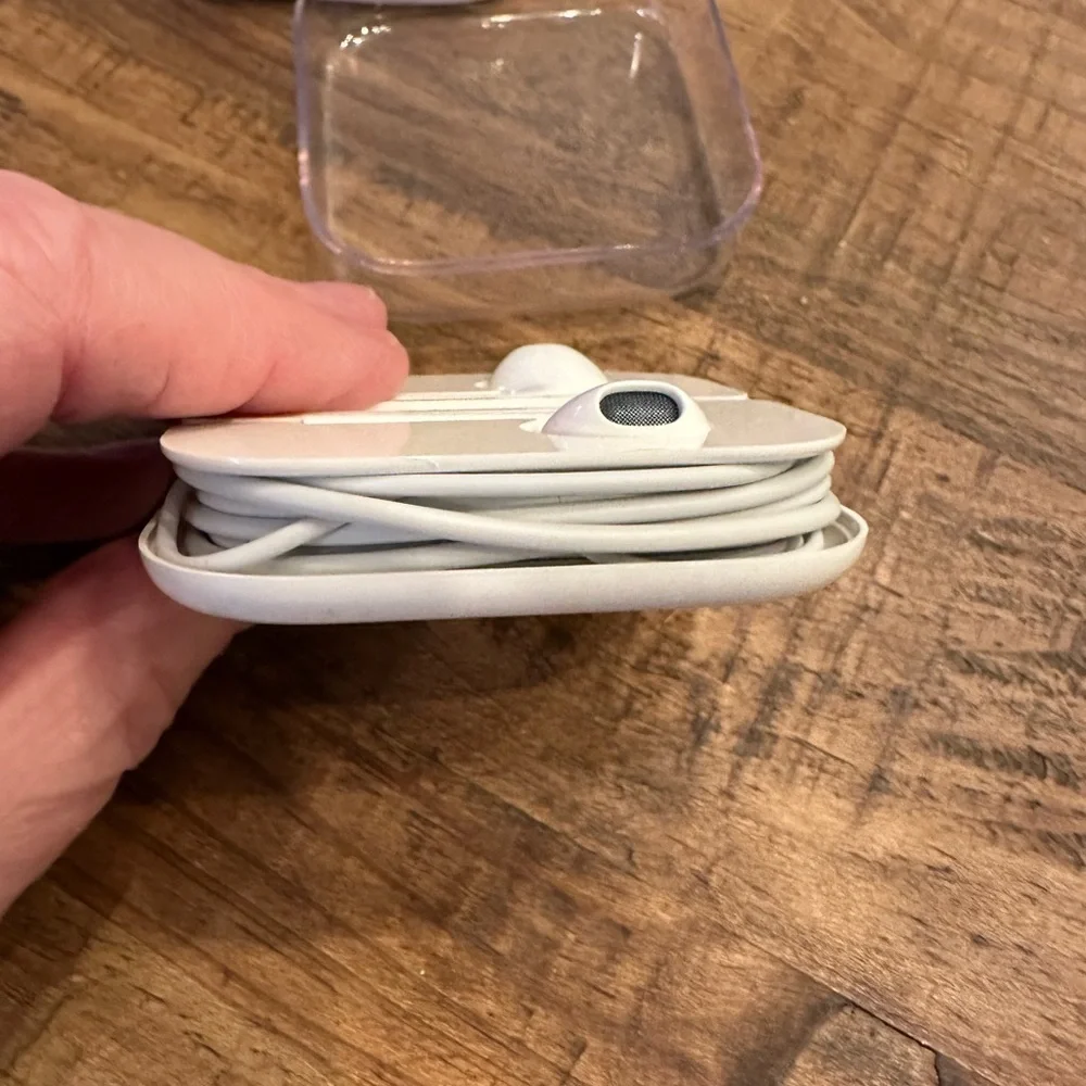 New Genuine Apple Wired Earphones. Lightening Connector and Built in Microphone